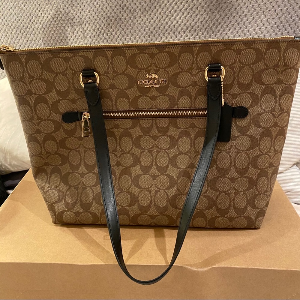 Coach Gallery Tote NWT Signature Canvas F79609